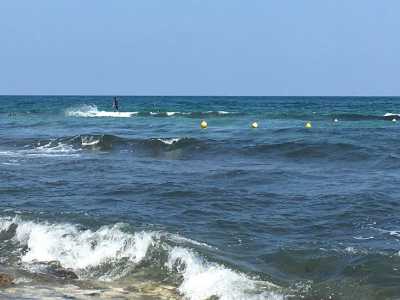 La cosa curiosa � che la barriera frangiflutti, andando costantemente a increspare il mare, viene sfruttata dagli sportivi per cavalcare l�acqua con le proprie tavolette (foto di Antonio Bizzarro)